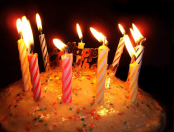 Přání k narozeninám s dortem a svíčkami