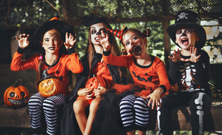 děti oblečené do masek na Halloween