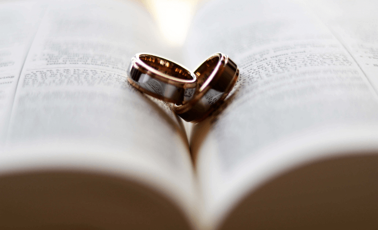 Snubní prsteny položeny na knize