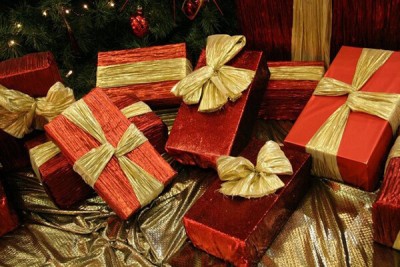 Vánoční přání - dárky se zlatou stuhou