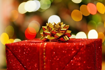 Vánoční přání - dárek se zlatou stuhou