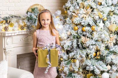 Vánoční přání - holčička u stromečku