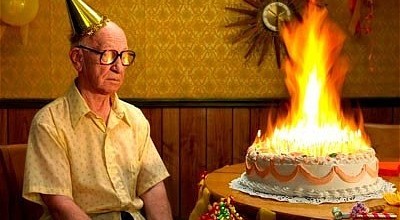Vtipné přání k narozeninám - hořící dort